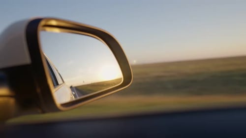 Blick aus dem Seitenfenster Auto fährt bei schönem Sonnenuntergang schnell die Autobahn entlang