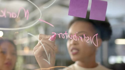 Femme d'affaires afro-américaine, l'air concentrée, travaillant sur un ordinateur portable
