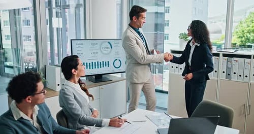 Empresários, reuniões e apertos de mão com documentos para análise e desempenho corporativo