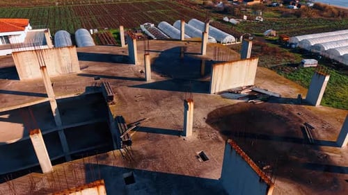 Hay grandes charcos en la parte superior de la construcción abandonada.