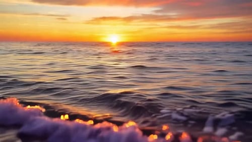Sonnenuntergang über Meereswellen mit goldenem Himmel und reflektierendem Wasser