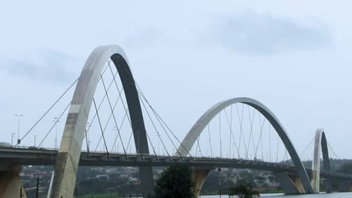 Ponte JK Juscelino Kubitschek em Brasília - Vista de perto - Dia nublado em Brasília - Tilt Shot
