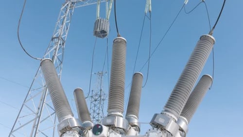 Subestación eléctrica de alta tensión que muestra líneas eléctricas y aisladores