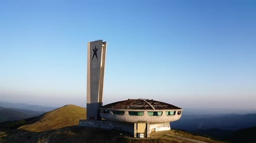 Monumento al Partido Comunista Búlgaro, construido en la cima de Bozlodza, en el centro de Bulgaria