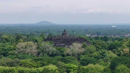 Vista aérea do templo budista de Borobudur, Indonésia.