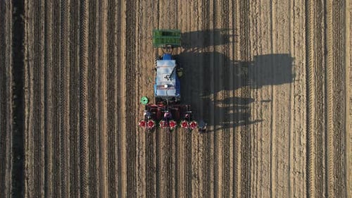 Imágenes aéreas de agricultores y trabajadores agrícolas plantando en tractores y sembradoras semiautomáticas