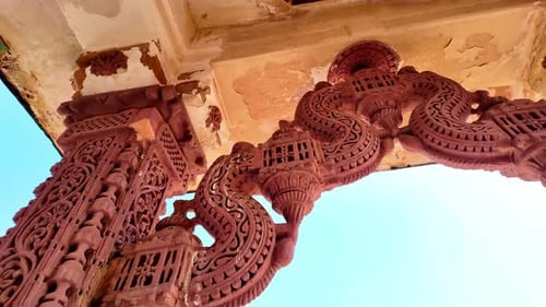Murs décorés du temple jaïn de Viravah — Échos de l'ancienne spiritualité à Tharparkar, au Pakistan