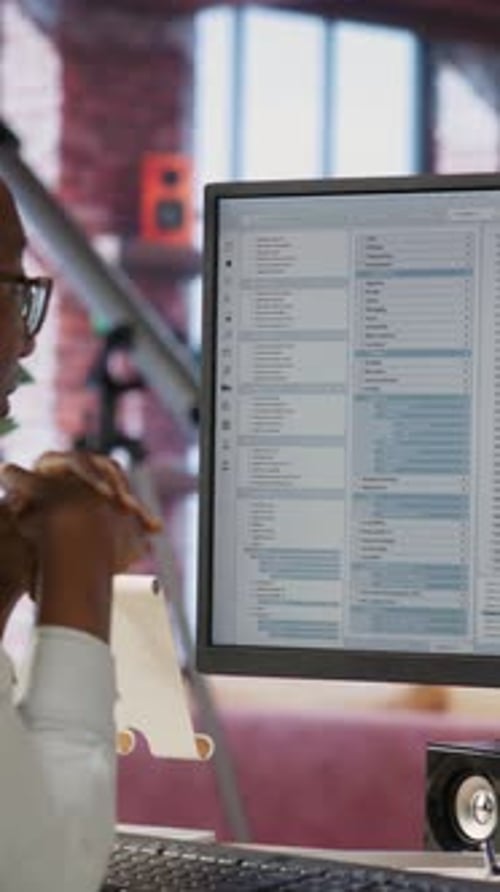 Vertikales Video: IT-Mitarbeiter mit Kopfhörern sind glücklich, nachdem sie die Codekompilierung abgeschlossen haben