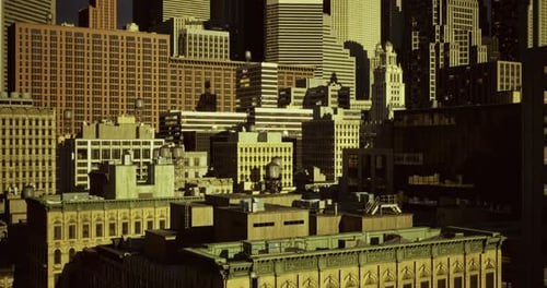 Horizonte urbano vibrante que muestra una arquitectura diversa al atardecer