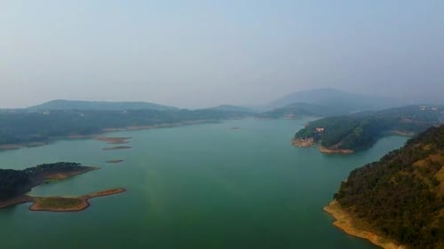 lac immaculé à la lisière de forêts de montagne, prises de vue aériennes le matin, une vidéo est prise au lac Umiyam