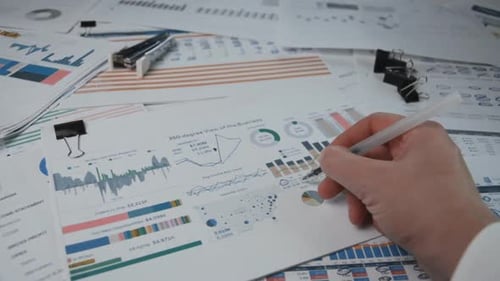 Geschäftsmann-Analyse von Finanzberichten