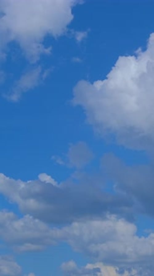 Beau ciel d'été avec des nuages blancs duveteux Lapa de temps dans une atmosphère bleu vif