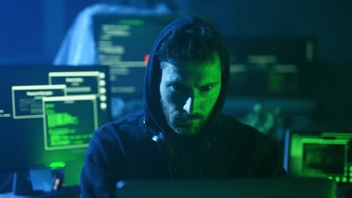 Um hacker cyberpunk está trabalhando diligentemente em uma sala mal iluminada cercada por tecnologia e dados