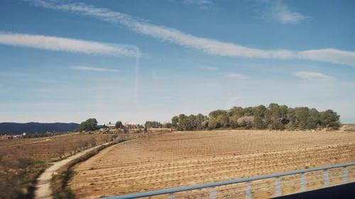 Blick aus dem Fenster eines Hochgeschwindigkeitszuges, Landschaftsblick auf die Stadt und die Wiese