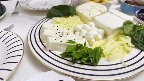 Ensemble de plats pour le petit-déjeuner turc traditionnel (8)