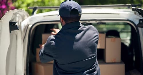 Zurück, Zusteller und Boxen im Van im Freien des E-Commerce-Kurierdienstes, Produkttransport