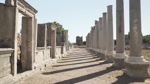 Pintorescas ruinas del ágora en Perge (Perga) en Turquía