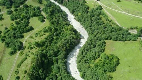 Impresionante valle montañoso con un río sinuoso y una exuberante vegetación