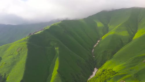 Luftaufnahme von Sedimentgesteinen, Gipfeln und grünen Hängen von Hochgebirgssedimentgestein mit Drohne 4K