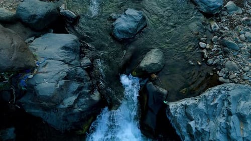 Drohnenaufnahme von der Spitze des Flusswassers, das am Morgen fließt