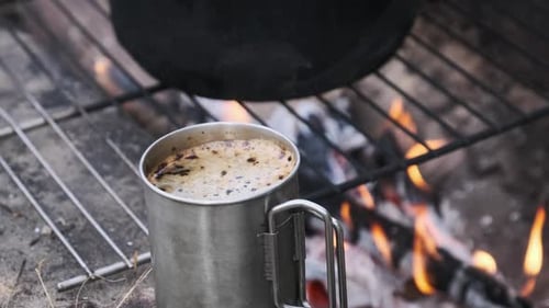 Taza turística con café aromático hecho por Camping Fire in Nature CloseUp