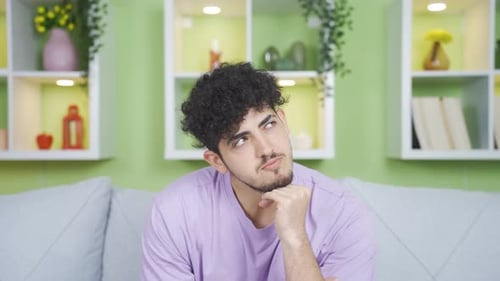Der junge Mann langweilt sich und ist nachdenklich.