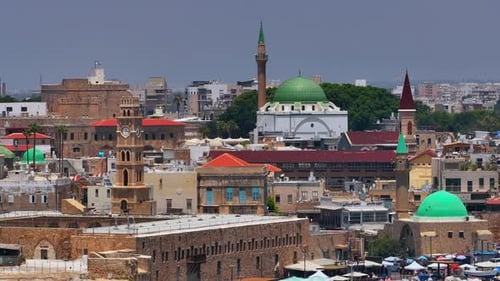 Dächer der Altstadt von Acre mit Moscheenkuppeln und Kirchtürmen