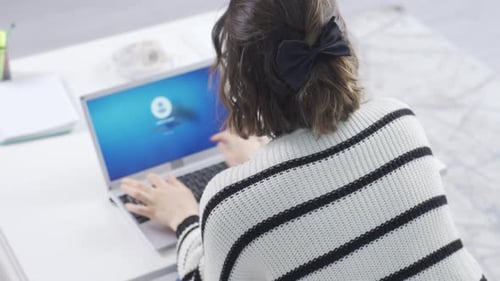 Die Frau, die das Passwort des Computers vergisst, wird wütend.