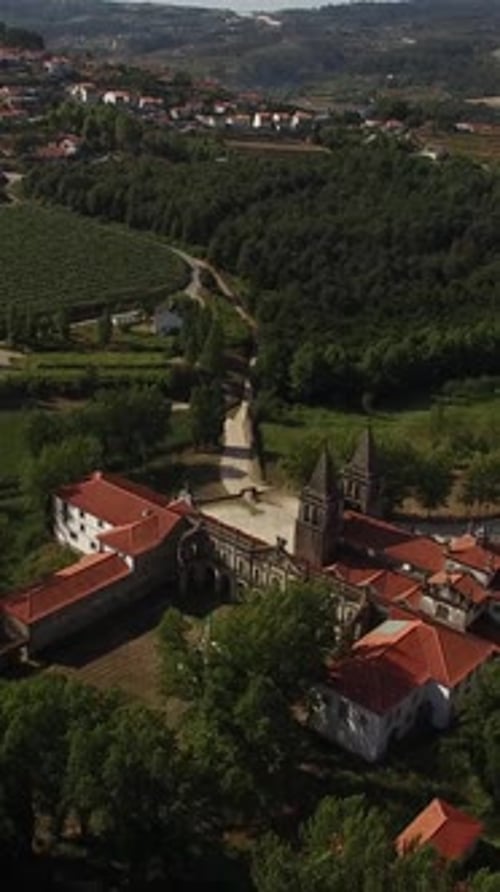 Vídeo vertical de un monasterio en un paisaje rural