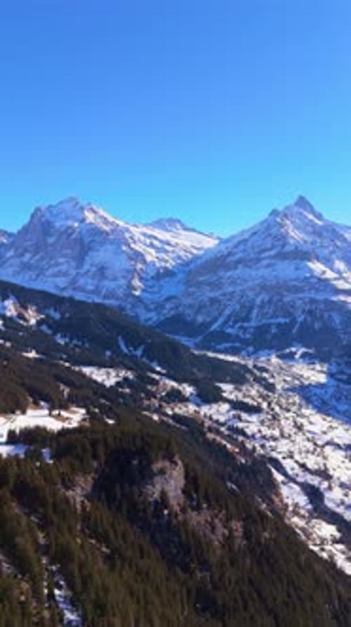 Vista aérea de las montañas Wetterhorn y Schreckhorn en invierno, Suiza