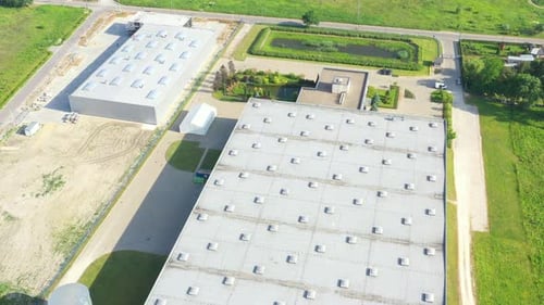 Vue aérienne de l'entrepôt de marchandises. Centre logistique dans la zone industrielle de la ville vue d'en haut. Vue aérienne de