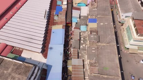 Foto con un Zumbido del mercado ferroviario de Maeklong repleto de actividad, Tailandia