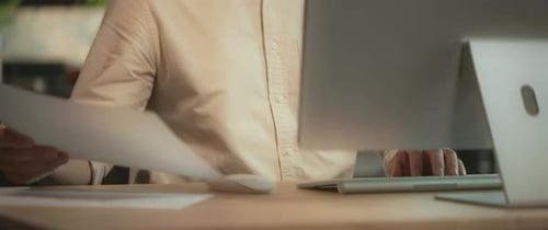 Ansicht von Hands Man beim Tippen auf dem Desktop-Computer auf der Tastatur in der Bürokamera, die sich um 360 Grad bewegt