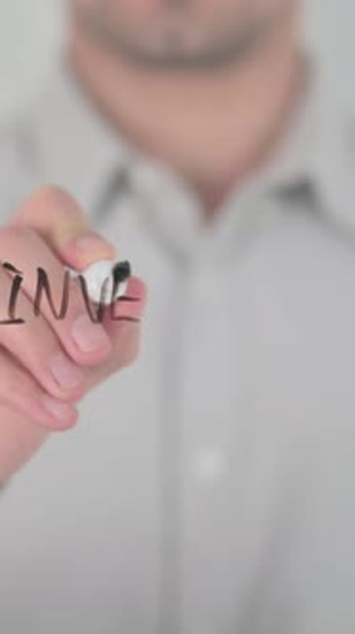 Investitionsplanung, Schreiben auf dem Bildschirm mit der Hand, vertikales Video