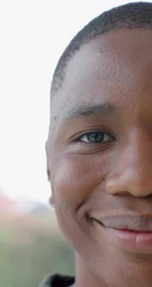 Vidéo verticale : un homme afro-américain remarquant la caméra, souriant sur la terrasse tout en exprimant sa joie
