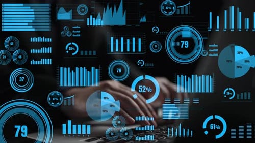 Manos escribiendo en una computadora portátil con tablas y gráficos digitales mostrados en colores azules que representan datos Ana
