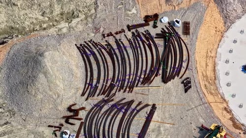 Fundación de turbina eólica rodeada de vigas de acero y plataforma de hormigón en construcción