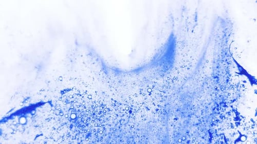 Mouvement élégant de peintures à l'huile brillantes dans l'eau