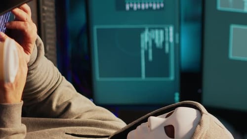 Hacker vidéo vertical avec système de sécurité Anonymous Mask Breaking