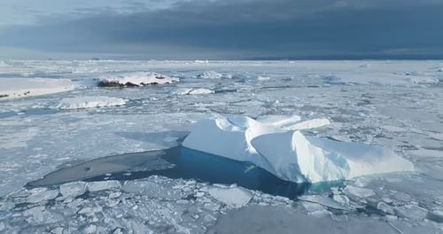 Iceberg coberto de neve no congelado oceano polar gelado