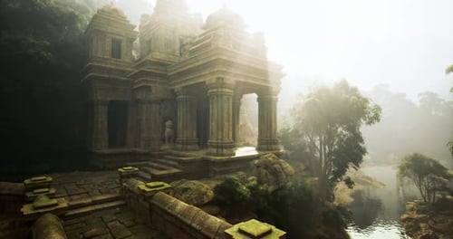 Ancien temple entouré d'une forêt brumeuse et d'une eau calme à l'aube