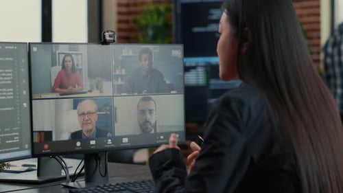 Das Softwareentwicklungsteam bespricht das Codierungsprojekt während einer Videokonferenz mit Videokonferenz
