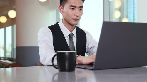 Empresario que se siente cansado y estresado cuando usa una computadora portátil para trabajar a distancia desde el vestíbulo de la oficina