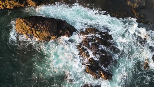 Wellen, die auf den Felsen des Ozeans zusammenbrechen