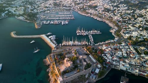 Luftaufnahme der Burg und des Jachthafens von Bodrum, Türkei.