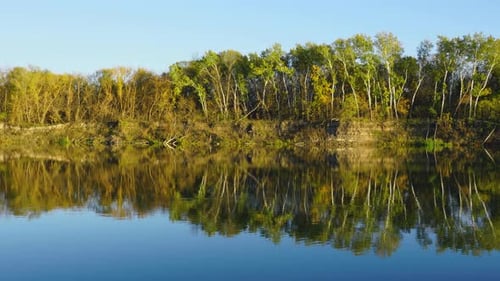 Spiegelung der Herbstbäume im Wasser