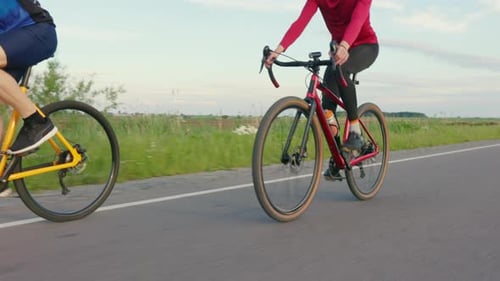 Paar Radfahrer fahren auf der Straße durch die grüne Natur
