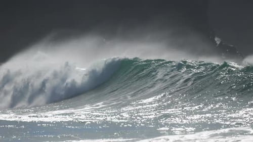 Una ola oceánica increíblemente hermosa capturada en un día soleado junto a la playa en cámara lenta