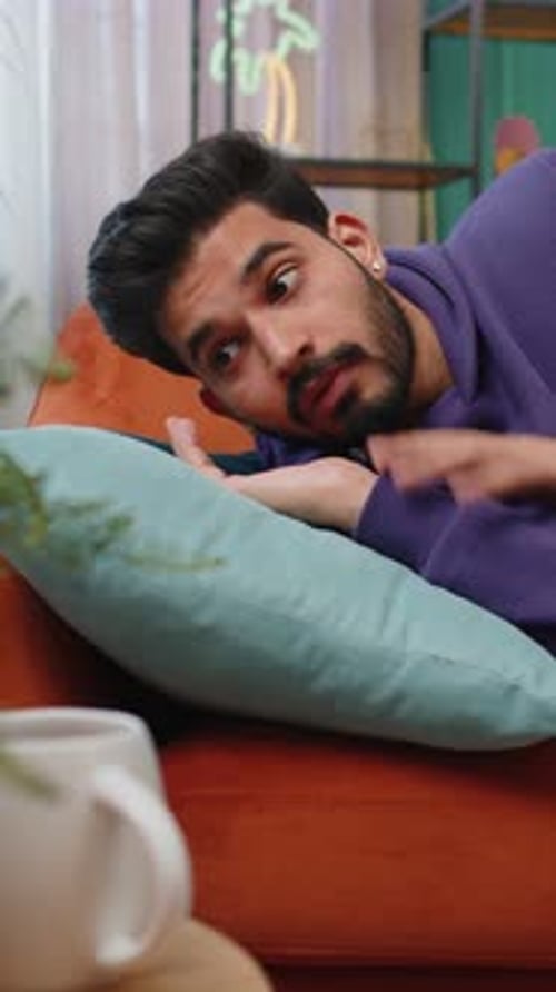 Un Indien effrayé et fatigué se réveille d'un mauvais cauchemar dans la chambre à coucher à la maison Stress Nervosité Anxiété