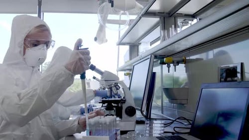 Wissenschaftler in Schutzanzügen und Masken arbeiten im Forschungslabor mit Laborgeräten